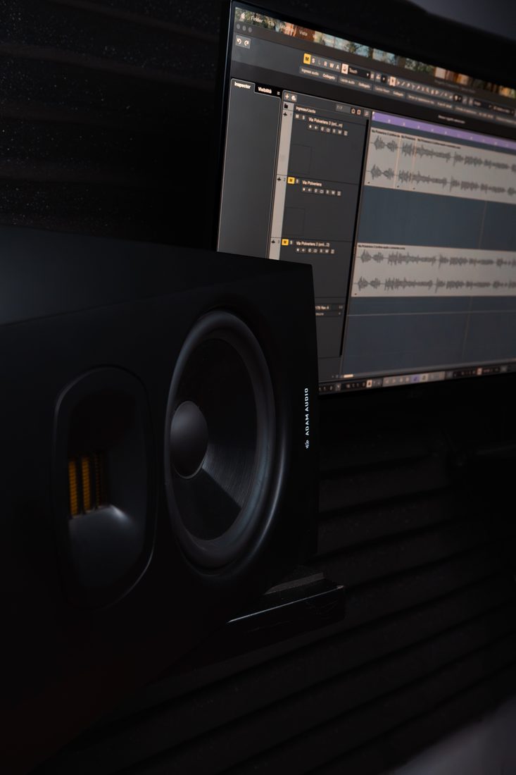 I monitor da studio Adam Audio T7V accanto allo schermo con la sessione aperta